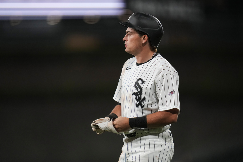 Chicago White Sox's Sam Antonacci (17) removes his gloves after being forced out at first base during the sixth inning of a baseball game against the Tampa Bay Rays, Wednesday, April 15, 2026, in Chicago. (AP Photo/Erin Hooley)
