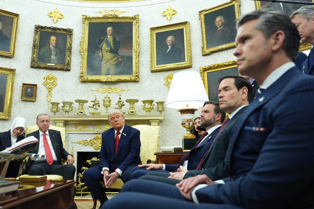 Turkish President Recep Tayyip Erdogan, from second left, meets with President Donald Trump as Vice President JD Vance, Secretary of State Marco Rubio and Defense Secretary Pete Hegseth listen in the Oval Office of the White House, Thursday, Sept. 25, 2025, in Washington. (AP Photo/Evan Vucci)