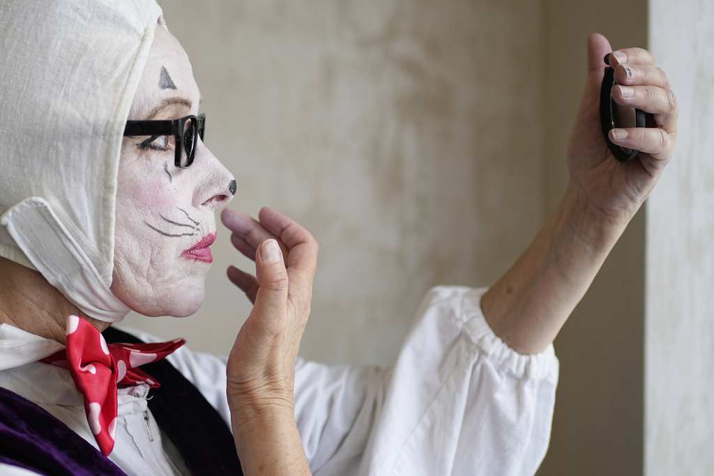 A circus artist prepares for Karandash-Fest, a street festival of circus performers in Staritsa, Tver region, Russia, Saturday, Aug. 2, 2025. (AP Photo/Pavel Bednyakov)