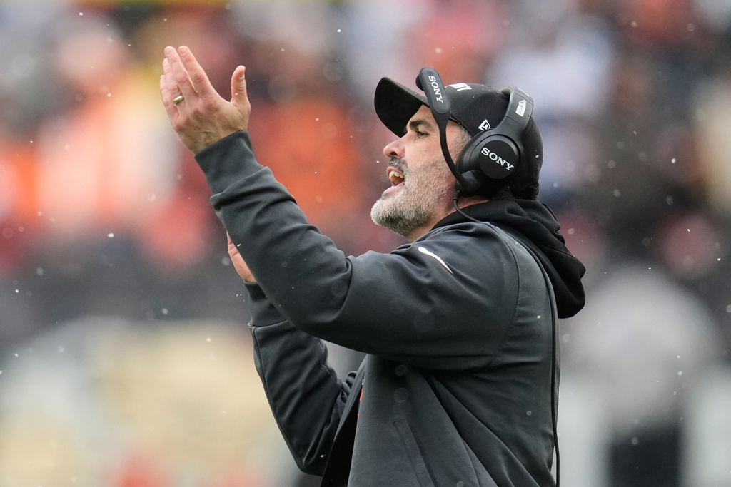 Cleveland Browns head coach Kevin Stefanski reacts to play in the first half of an NFL football game against the Tennessee Titans in Cleveland, Sunday, Dec. 7, 2025. (AP Photo/Sue Ogrocki)