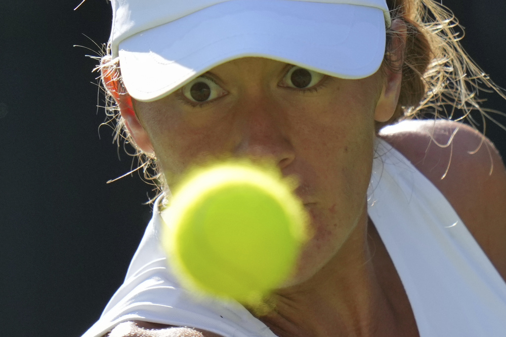 Argentina's Solana Sierra returns to Katie Boulter of Britain during their second round women's singles match at the Wimbledon Tennis Championships in London, Wednesday, July 2, 2025. (AP Photo/Alastair Grant)