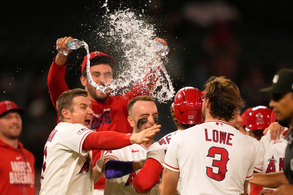 Los Angeles Angels' Wade Meckler (53) celebrates his walk-off single with teammates in the 10th inning of a baseball game against the Minnesota Twins, Thursday, Sept. 17, 2026, in Anaheim, Calif. (AP Photo/Mark J. Terrill)