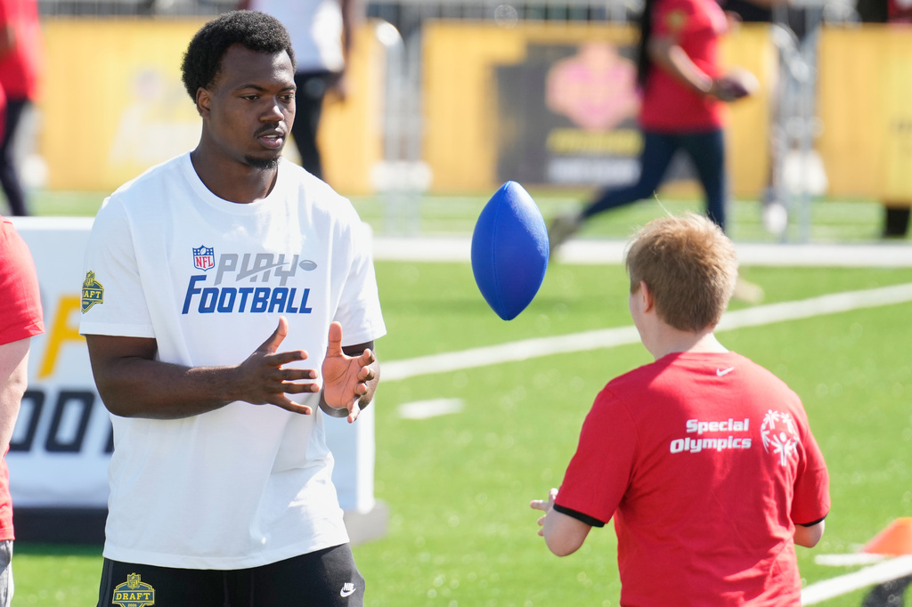 Rueben Bain Jr., Miami defensive end, works with local youth football players and Special Olympics athletes during the league's annual prospect clinic ahead of the NFL football draft Wednesday,April 22, 2026, in Pittsburgh. (AP Photo/Sue Ogrocki)