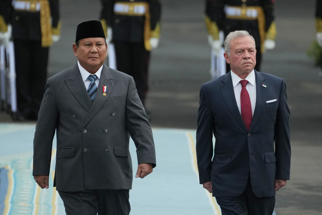 Jordanian King Abdullah II, right, walks with Indonesian President Prabowo Subianto as they inspect honor guards during a welcoming ceremony prior to their meeting at Merdeka Palace in Jakarta, Indonesia, Friday, Nov. 14, 2025. (AP Photo/Achmad Ibrahim)
