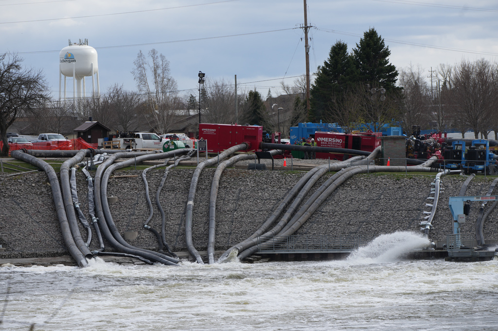 Pumps work at the Cheboygan dam Thursday, April 30, 2026, in Cheboygan, Mich. (AP Photo/Paul Sancya)