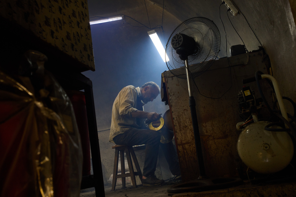 Master polisher Yucel Gur works in his workshop in the Buyukhan artisan quarter in Istanbul, Turkey, Thursday, Aug. 6, 2026. (AP Photo/Francisco Seco)