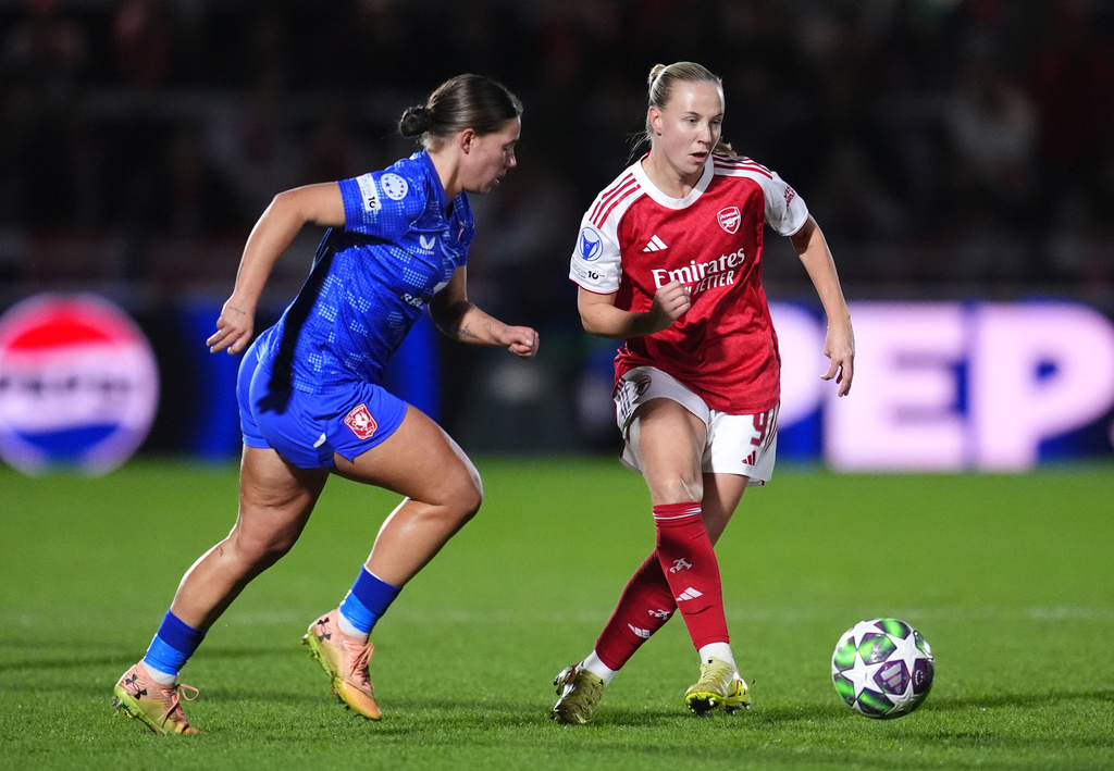FC Twente's Lynn Groenewegen, left, and Arsenal's Beth Mead during the Women's Champions League soccer match between Arsenal and FC Twente in London, Tuesday Dec. 9, 2025. (Adam Davy/PA via AP)