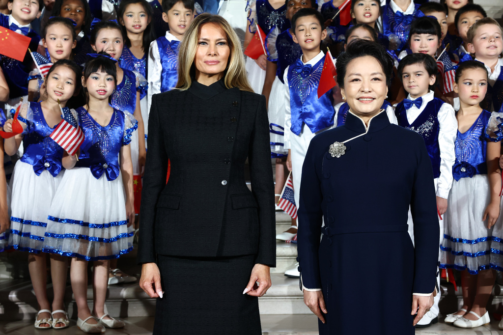 First lady of China Peng Liyuan, right, and first lady Melania Trump, pose for a photo with choir students from the Hope Chinese School at the Smithsonian's National Museum Of Asian Art, Thursday, Sept. 24, 2026, in Washington. (Finn Gomez/Pool Photo via AP)