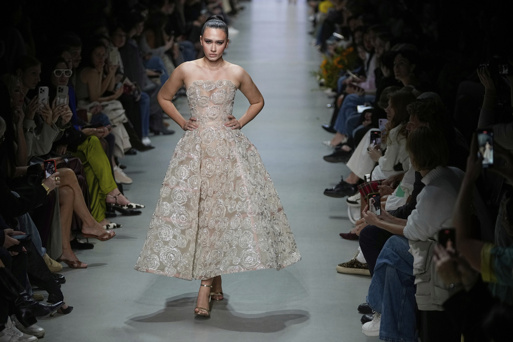 A model wears a creation by Russian designer Sarine Saakyan on a runway at Moscow Fashion Week in Moscow, Tuesday, Sept. 2, 2025. (AP Photo/Pavel Bednyakov)