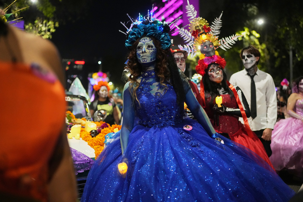 People take part in the annual Day of the Dead Catrina parade in Mexico City, Sunday, Oct. 26, 2025. (AP Photo/Claudia Rosel)