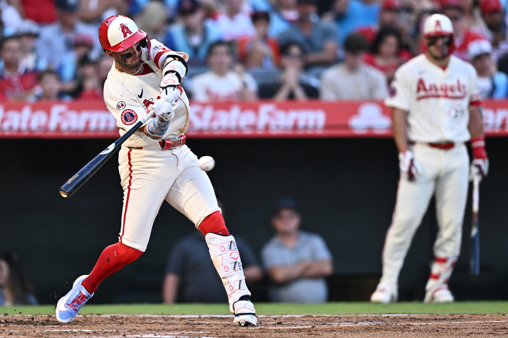 Los Angeles Angels' Zach Neto hits a single during the fourth inning of a baseball game against the Milwaukee Brewers, Friday, July 31, 2026, in Anaheim, Calif. (AP Photo/William Liang)