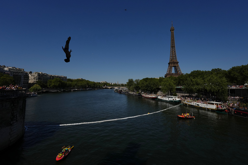 Spain's Carlos Javier Gimeno Martinez competes in front of the Eiffel Tower during round 1 of the men's 20m Platform high diving at the European Aquatics Championships in Paris, Friday, Aug. 7, 2026. (AP Photo/Aurelien Morissard)