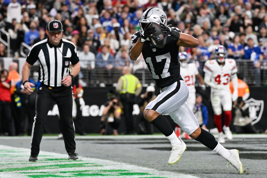 Las Vegas Raiders wide receiver Tyler Lockett (17) scores a touchdown during the second half of an NFL football game against the New York Giants Sunday, Dec. 28, 2025, in Las Vegas. (AP Photo/David Becker)