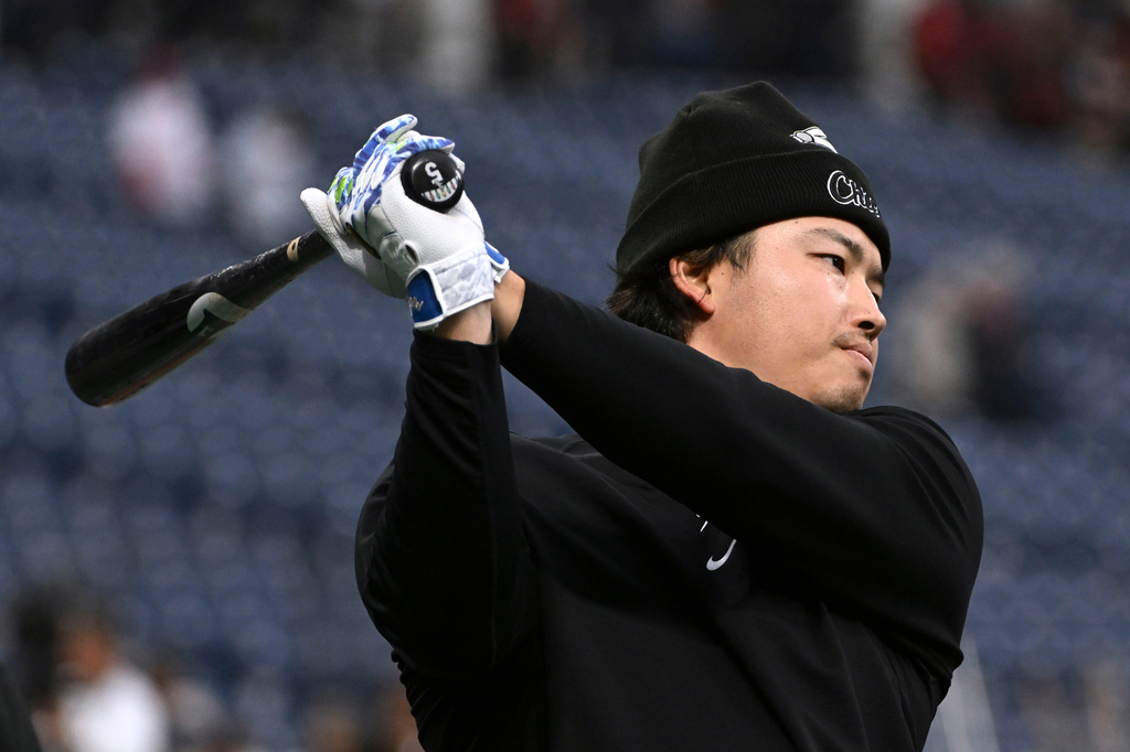 Chicago White Sox first baseman Munetaka Murakami swings during batting practice before Game 5 of baseball's American League Division Series against the Cleveland Guardians, Saturday, Oct. 10, 2026, in Cleveland. (AP Photo/Phil Long)