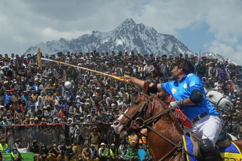 A player reaches for the ball during the final polo match in the three-day annual Shandur Polo Festival in Shandur Pass, in the Ghizer district of Gilgit-Baltistan, northern Pakistan, Saturday, June 13, 2026. (AP Photo/Zubair Abbasi)