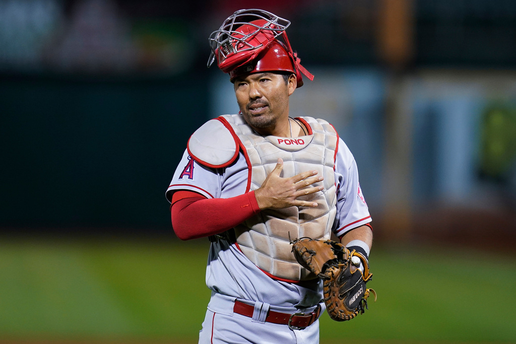 FILE - Los Angeles Angels catcher Kurt Suzuki gestures during the first inning of a baseball game against the Oakland Athletics in Oakland, Calif., Oct. 4, 2022. (AP Photo/Godofredo A. Vásquez, File)