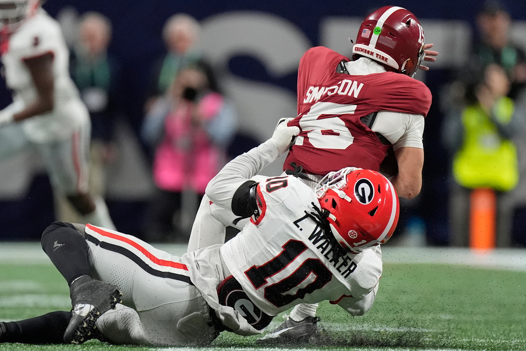 Georgia linebacker Zayden Walker (10) hits Alabama quarterback Ty Simpson (15) during the second half of a Southeastern Conference championship NCAA college football game, Saturday, Dec. 6, 2025, in Atlanta. (AP Photo/Mike Stewart)