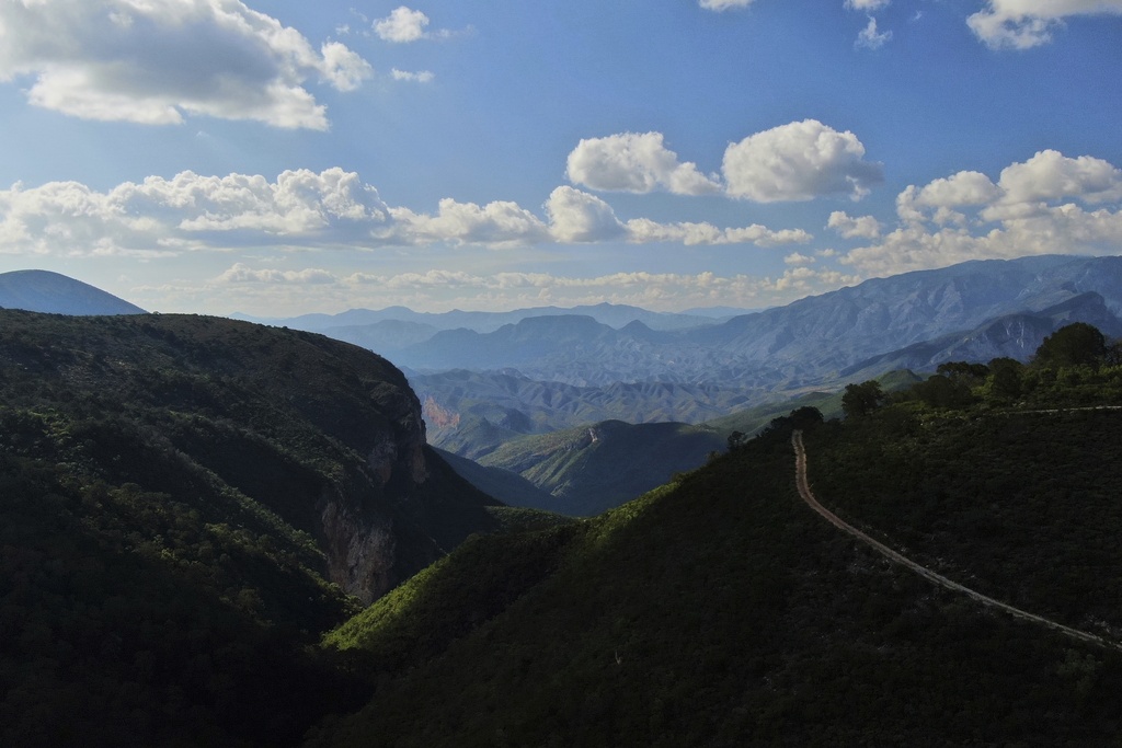 The road to the mine takes you through the mountains in San Joaquin, Mexico, Tuesday, Aug. 19, 2025. (AP Photo/Fernando Llano)