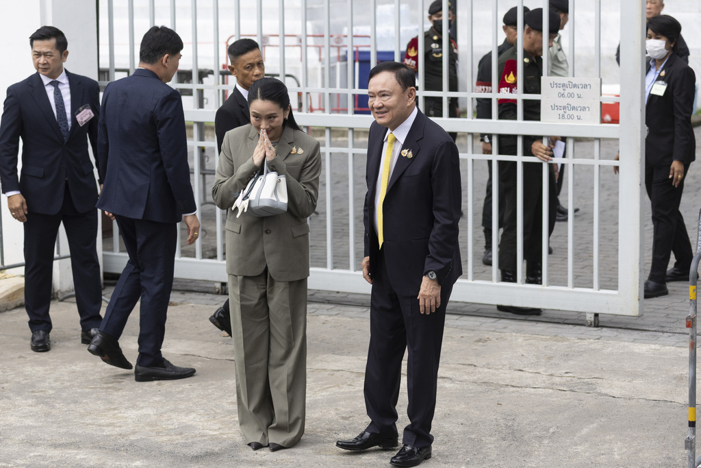 CORRECTS NAME OF DAUGHTER - Thailand’s former Prime Minister Thaksin Shinawatra, center right, and his daughter and former Prime Minister Paetongtarn Shinawatra, center left, arrive at Supreme Court in Bangkok, Thailand, Tuesday, Sept. 9, 2025.(AP Photo/Wason Wanitchakorn)