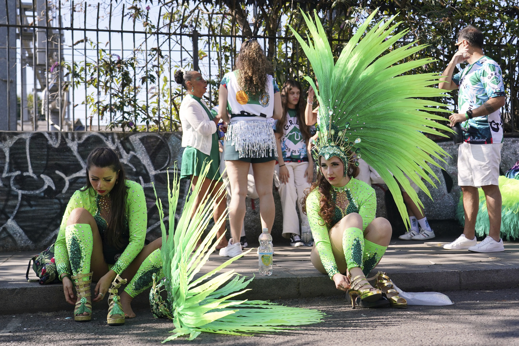 Costumed revellers prepare to take part in the parade during the Notting Hill Carnival in London, Monday, Aug. 25, 2025, Europe's biggest street party and one of the largest carnivals in the world.(AP Photo/Alberto Pezzali)