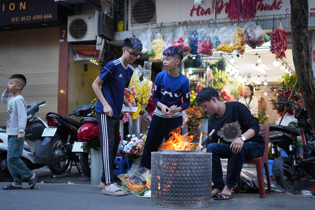 People burn joss paper money as offering to ancestors ahead of the Lunar New Year of the Horse in Hanoi, Vietnam, Sunday, Feb 15, 2026. (AP Photo/Hau Dinh)