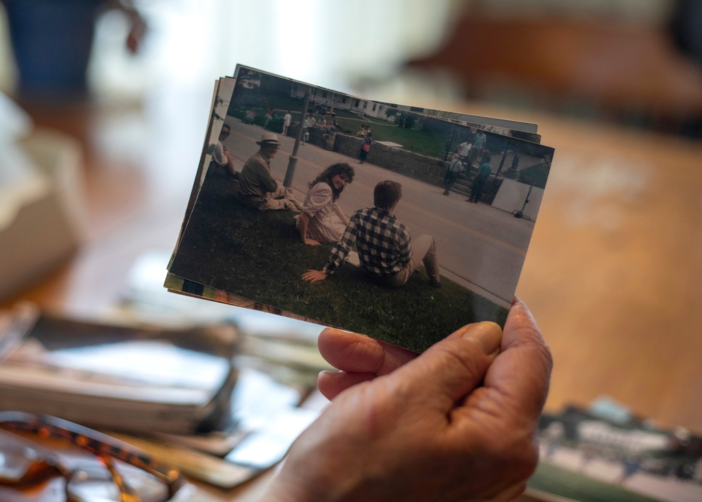 East Corinth resident Sarah Polli holds a photograph she took of actors Geena Davis and Alec Baldwin sitting on her front lawn during the 1987 filming of the first "Beetlejuice" film in East Corinth, Vt., Oct. 28, 2025. (AP Photo/Amanda Swinhart)