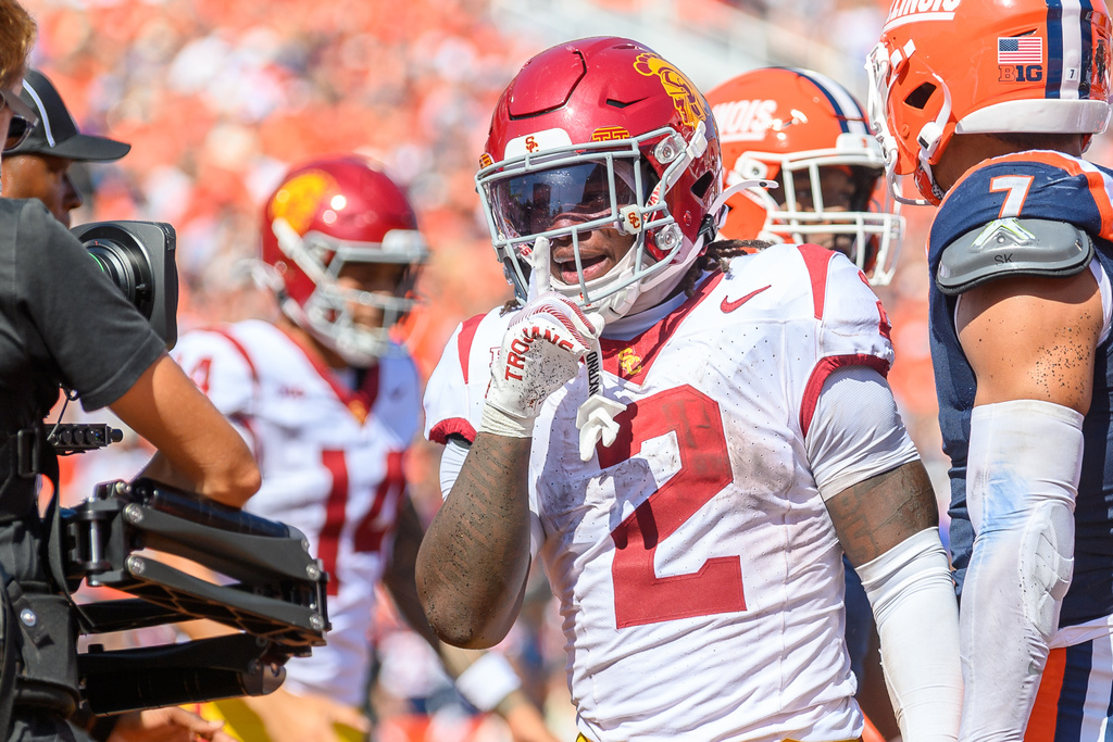Southern California running back Waymond Jordan (2) celebrates a touchdown during the first half of an NCAA college football game against Illinois, Saturday, Sept. 27, 2025, in Champaign, Ill. (AP Photo/Craig Pessman)