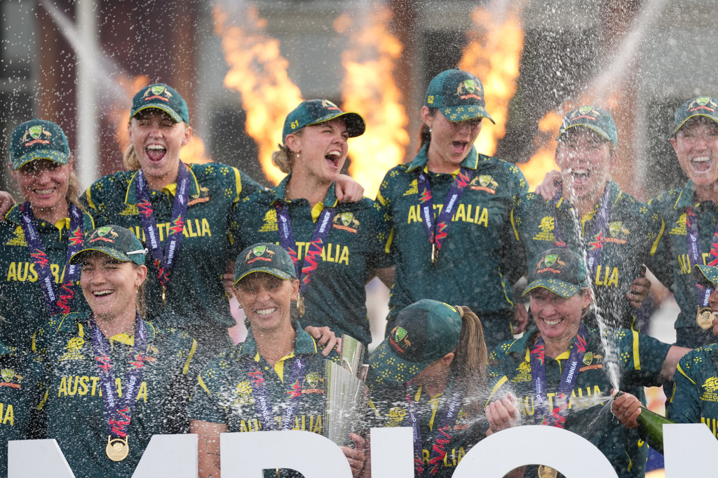 The Australia team celebrate with the trophy after winning the Women's T20 Cricket World Cup final between England and Australia in London, Sunday, July 5, 2026. (AP Photo/Alastair Grant)