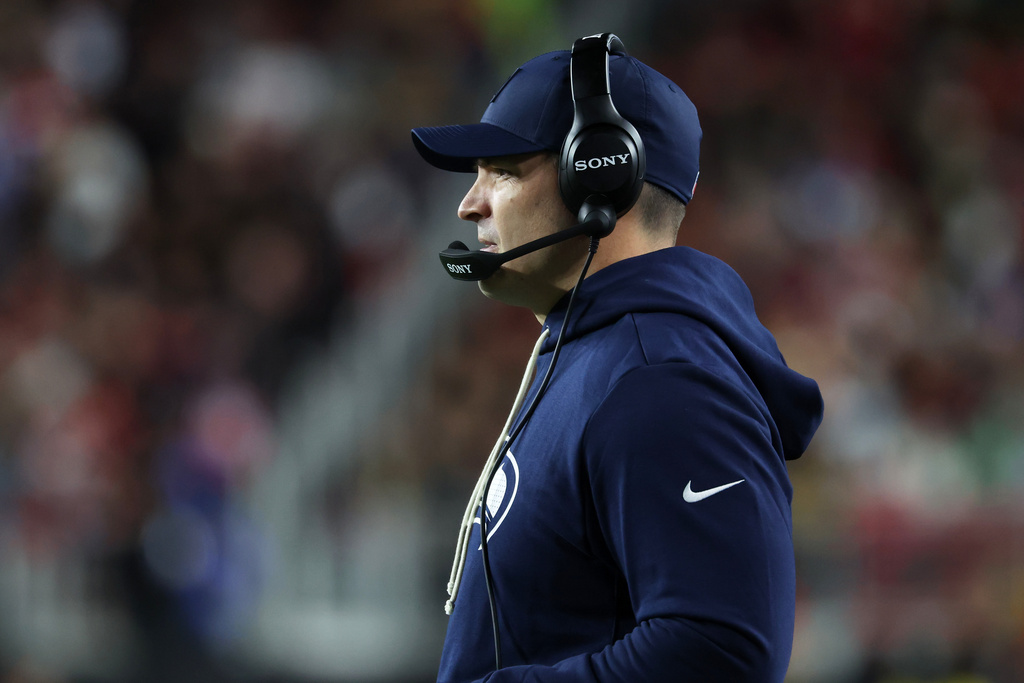 Seattle Seahawks head coach Mike Macdonald watches from the sideline during the second half of an NFL football game against the San Francisco 49ers in Santa Clara, Calif., Saturday, Jan. 3, 2026. (AP Photo/Jed Jacobsohn)