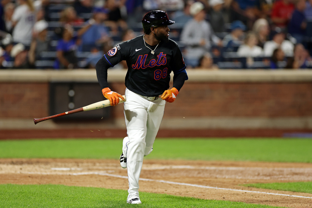 New York Mets Luis Robert Jr. watches his solo home run during the sixth inning of a baseball game against the Milwaukee Brewers on Tuesday, Aug. 25, 2026, in New York. (AP Photo/Adam Hunger)