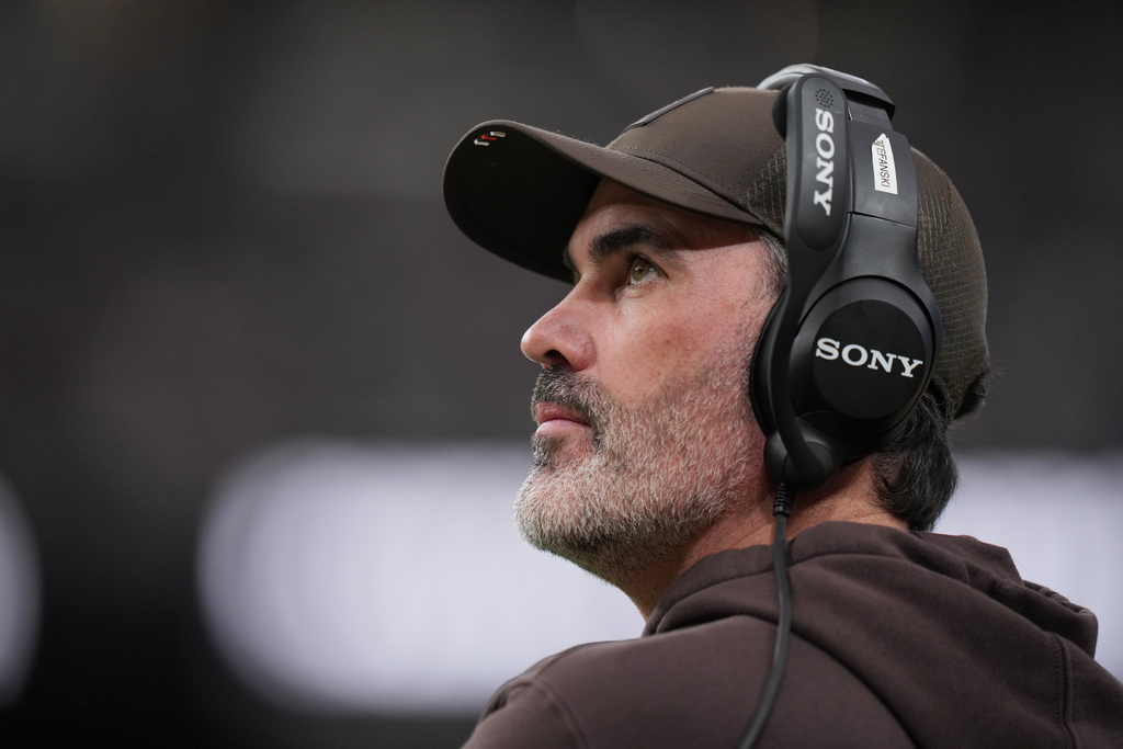 Cleveland Browns head coach Kevin Stefanski watches during the first half of an NFL football game against the Las Vegas Raiders, Sunday, Nov. 23, 2025, in Las Vegas. (AP Photo/Eric Gay)