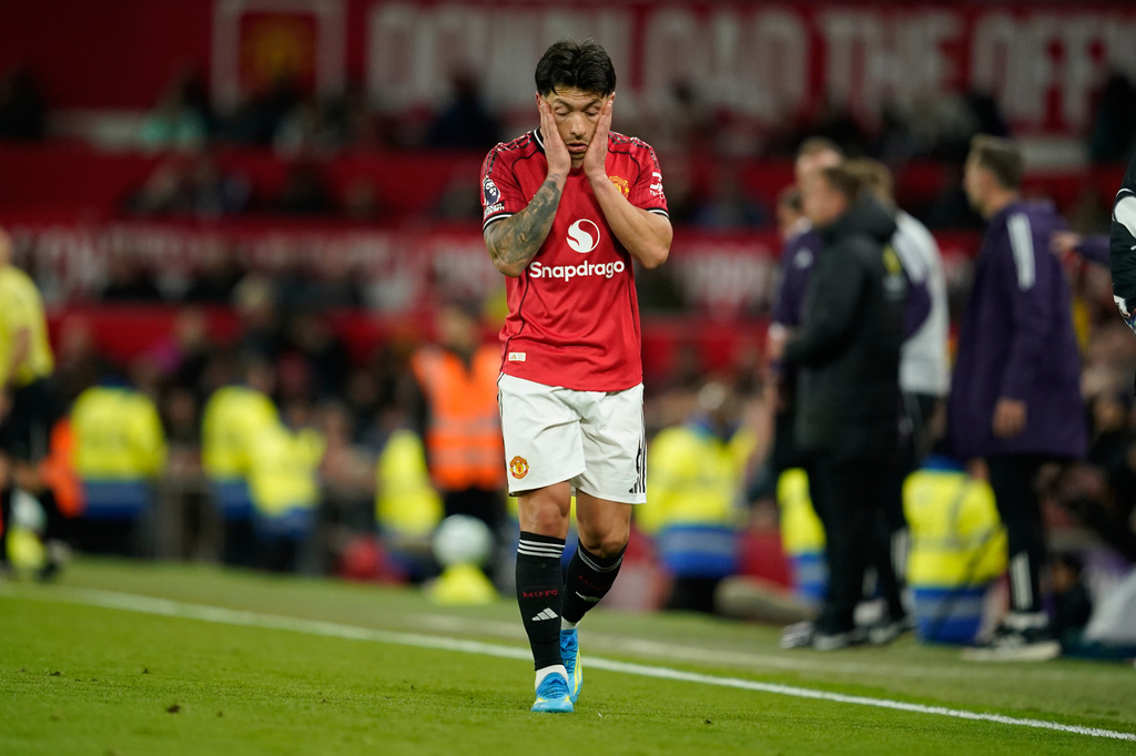Manchester United's Lisandro Martinez reacts after receiveng a red card during the Premiier League soccer match between Manchester United and Leeds in Manchester, England, Monday, April 13, 2026. (AP Photo/Dave Thompson)