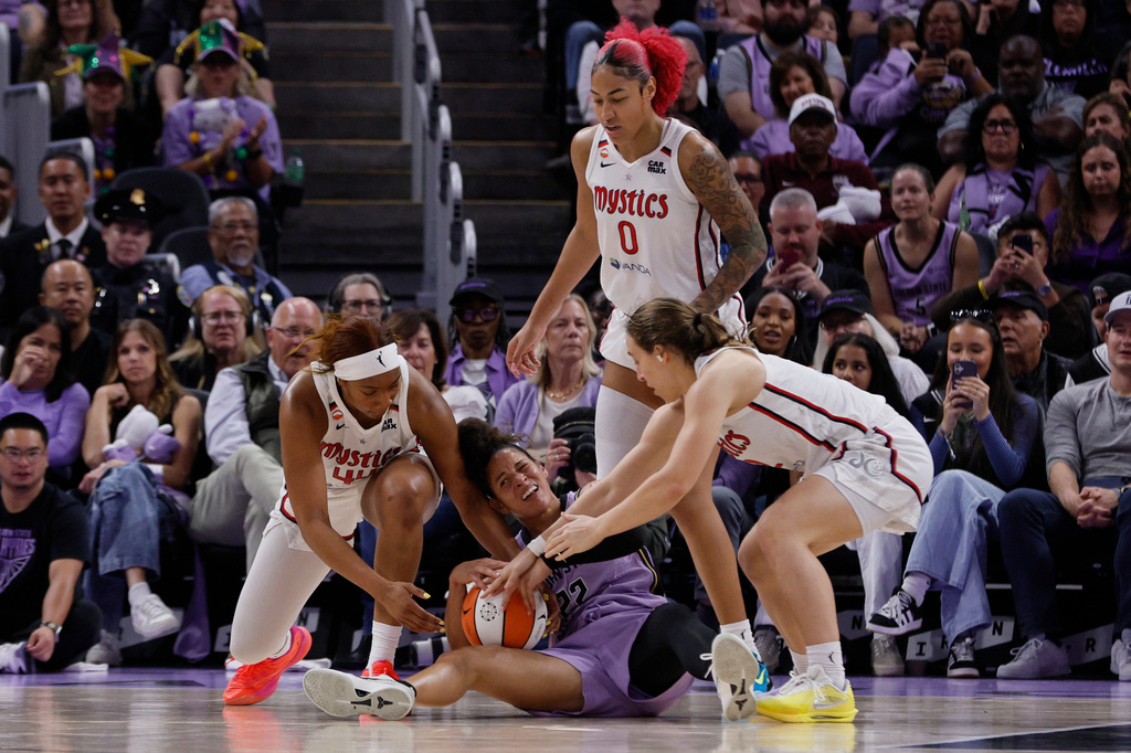 Golden State Valkyries guard Veronica Burton (22) is swarmed by the Washington Mystics during the second quarter of a WNBA basketball game in San Francisco, Monday, July 20, 2026. (Santiago Mejia/San Francisco Chronicle via AP)