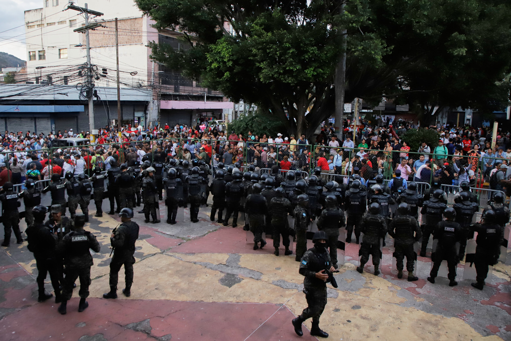 Military police guard Congress as supporters of the ruling Libre Party protest the presidential election results in Tegucigalpa, Honduras, Thursday, Jan. 8, 2026. (AP Photo/Fernando Destephen)