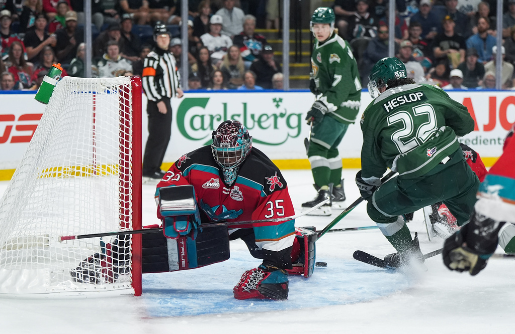 Everett Silvertips' Jesse Heslop (22) misses the open net behind Kelowna Rockets goalie Josh Banini (35) during the first period of a Memorial Cup hockey game, in Kelowna, B.C., on Wednesday, May 27, 2026. (Darryl Dyck/The Canadian Press via AP)