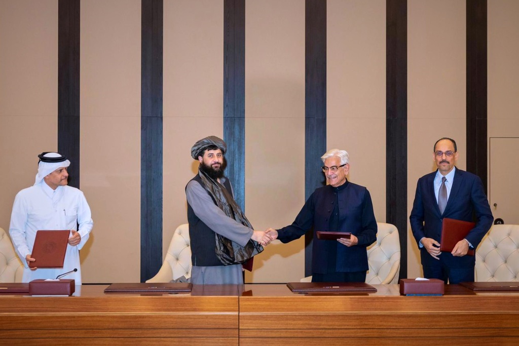 Pakistani Defence Minister Khawaja Asif, center right, and Afghan Defence Minister Mullah Muhammad Yaqoob shake hands after signing a ceasefire agreement in Doha, Qatar, Sunday, October 19, 2025.(Qatar Ministry of Foreign Affairs via AP)