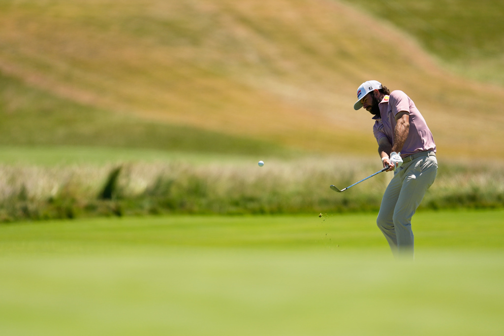 Cameron Young chips to the green on the first hole during a practice round for the U.S. Open golf tournament at Shinnecock Hills Golf Club in Southampton, N.Y., Tuesday, June 16, 2026.(AP Photo/George Walker IV)