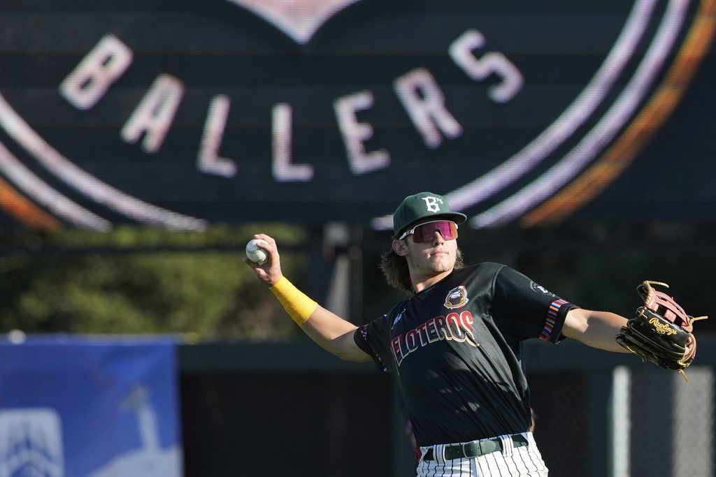 FILE - Oakland Ballers' Lou Helmig warms up before a Pioneer League baseball game against the Rocky Mountain Vibes in Oakland, Calif., July 10, 2025. (AP Photo/Jeff Chiu, File)