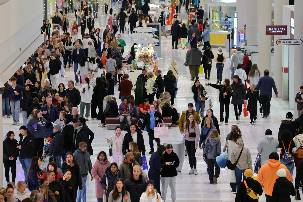Shoppers browse through stores at Mall of America for Black Friday deals, Friday, Nov. 28, 2025, in Bloomington, Minn. (AP Photo/Adam Bettcher)