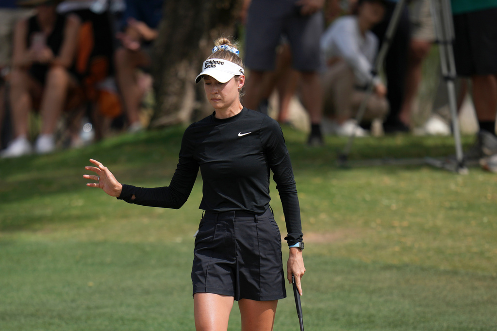 Nelly Korda waves to the crowd after making an eagle on the second hole during the final round of the LPGA Ford Championship golf tournament, Sunday, March 29, 2026, in Chandler, Ariz. (AP Photo/Ross D. Franklin)