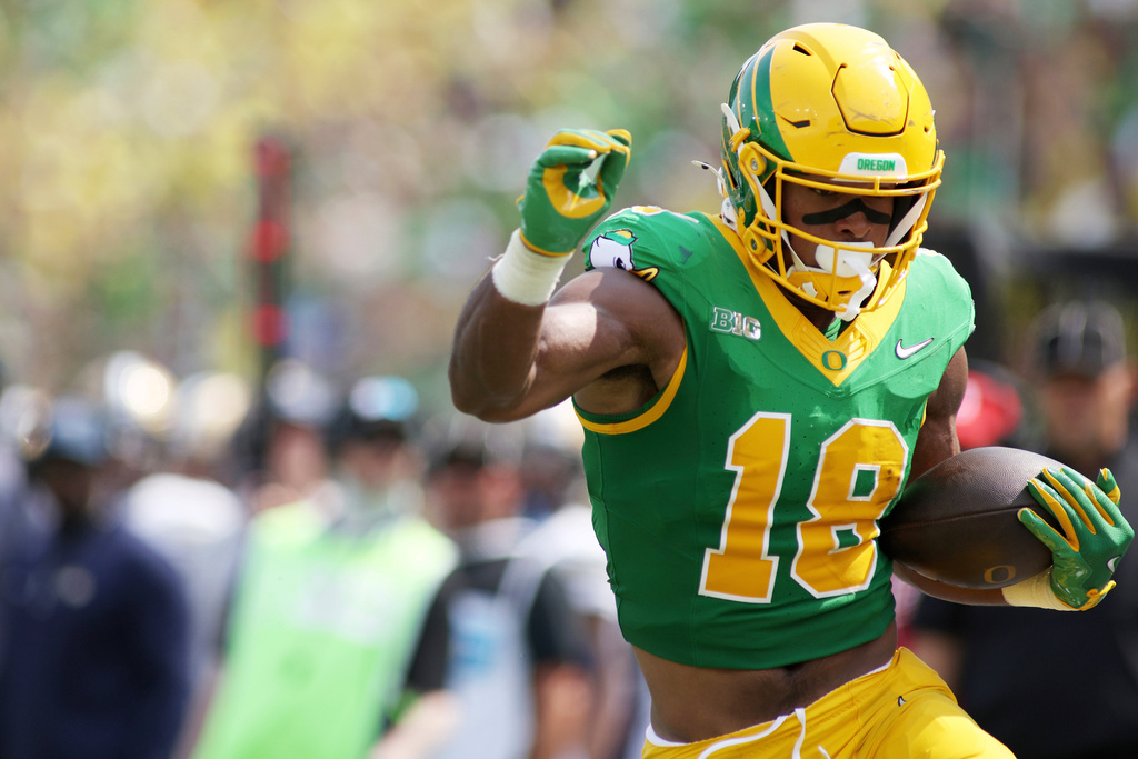 Oregon tight end Kenyon Sadiq runs for a touchdown during the first half of an NCAA college football game against Montana State, Saturday, Aug. 30, 2025, in Eugene, Ore. (AP Photo/Lydia Ely)