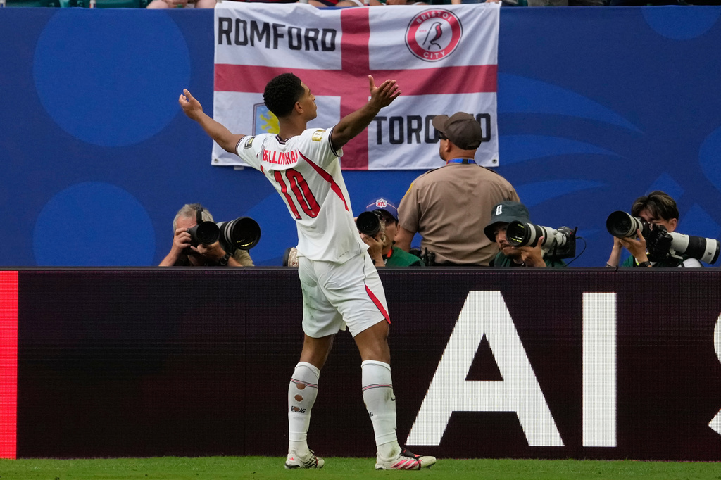 England's Jude Bellingham (10) celebrates scoring his side's 2nd goal during the World Cup quarterfinal soccer match between Norway and England in Miami Gardens, Fla., Saturday, July 11, 2026. (AP Photo/Chris Carlson)