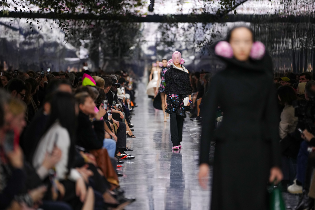 Models wear creations as part of the Christian Dior Spring/Summer 2026 Haute Couture collection presented in Paris, Monday, Jan. 26, 2026. (AP Photo/Aurelien Morissard)