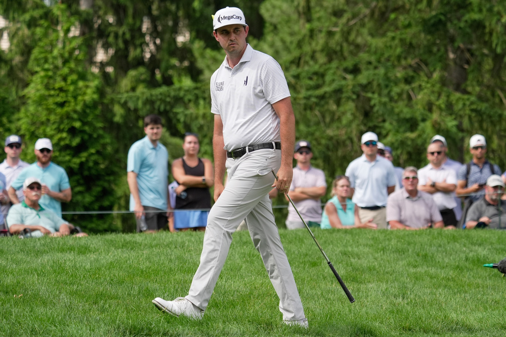 J.T. Poston reacts to his chip shot onto the sixth green during the third round of the Memorial golf tournament, in Dublin, Ohio, Saturday, June 6, 2026. (AP Photo/Sue Ogrocki)