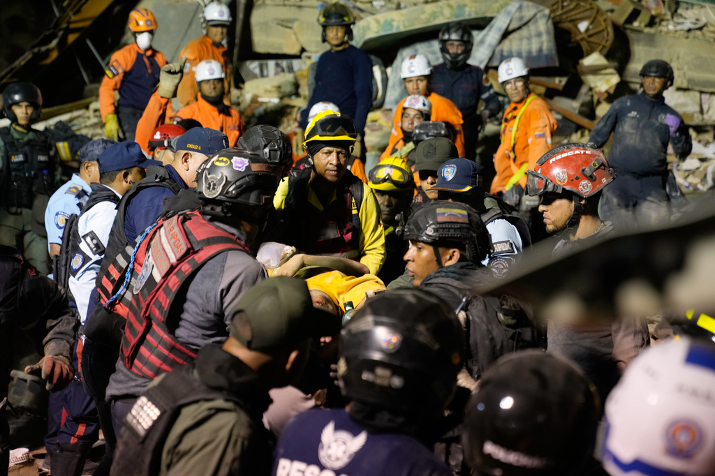 Rescatistas buscan entre los escombros de un edificio derruido tras sismos, el miércoles 24 de junio de 2026, en Caracas, Venezuela. (AP Foto/Ariana Cubillos)