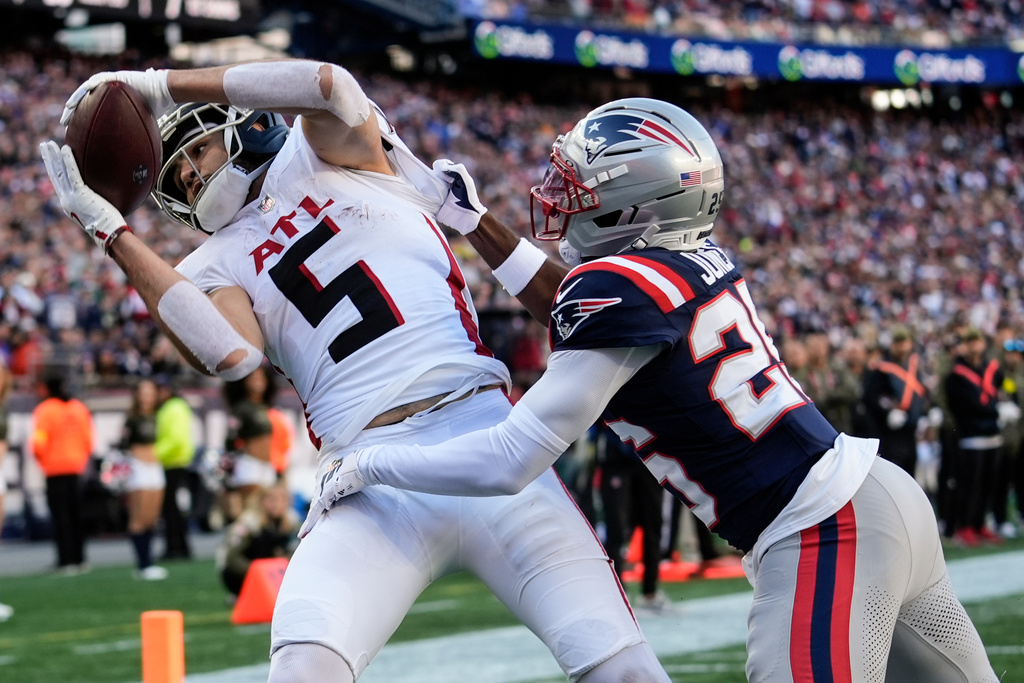Atlanta Falcons wide receiver Drake London (5) makes a touchdown catch against New England Patriots cornerback Marcus Jones (25) during the first half of an NFL football game, Sunday, Nov. 2, 2025, in Foxborough, Mass. (AP Photo/Robert F. Bukaty)