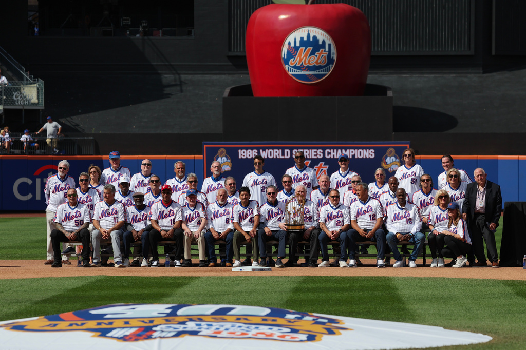 Members of the 1986 New York Mets team that won a World Series and family members pose for a group photo during a reunion celebration for the team, Saturday, Aug. 1, 2026, in New York. (AP Photo/Heather Khalifa)