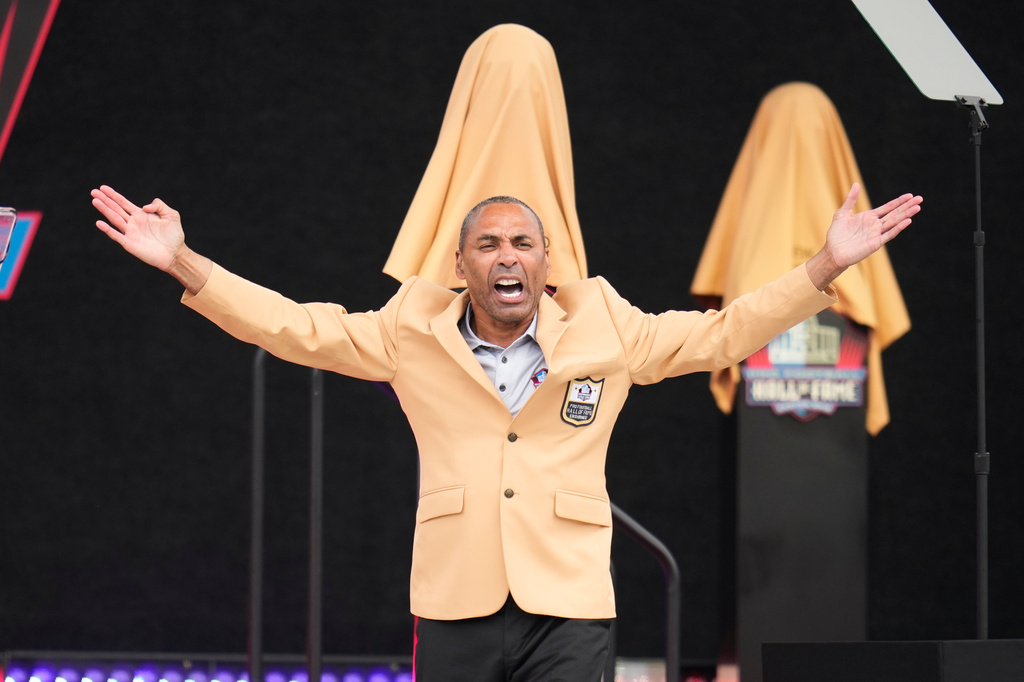 Former NFL player Roger Craig is introduced during the Pro Football Hall of Fame induction ceremony at the Pro Football Hall of Fame, in Canton, Ohio, Saturday, Aug. 8, 2026. (AP Photo/Sue Ogrocki)