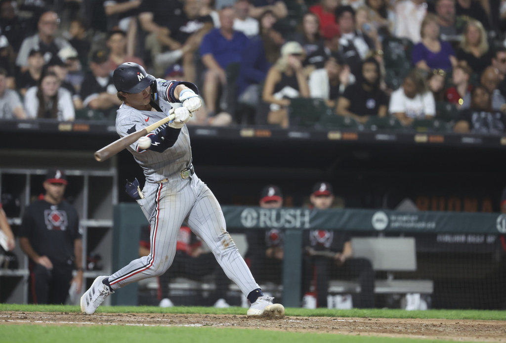 Minnesota Twins' Luke Keaschall singles against the Chicago White Sox during the sixth inning of a baseball game, Friday, Aug. 22, 2025, in Chicago. (AP Photo/Talia Sprague)