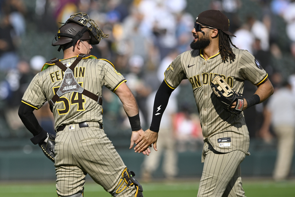 San Diego Padres' Fernando Tatis Jr., right, celebrates with catcher Freddy Fermin (54) after defeating the Chicago White Sox in a baseball game Sunday, Sept. 21, 2025, in Chicago. (AP Photo/Paul Beaty)